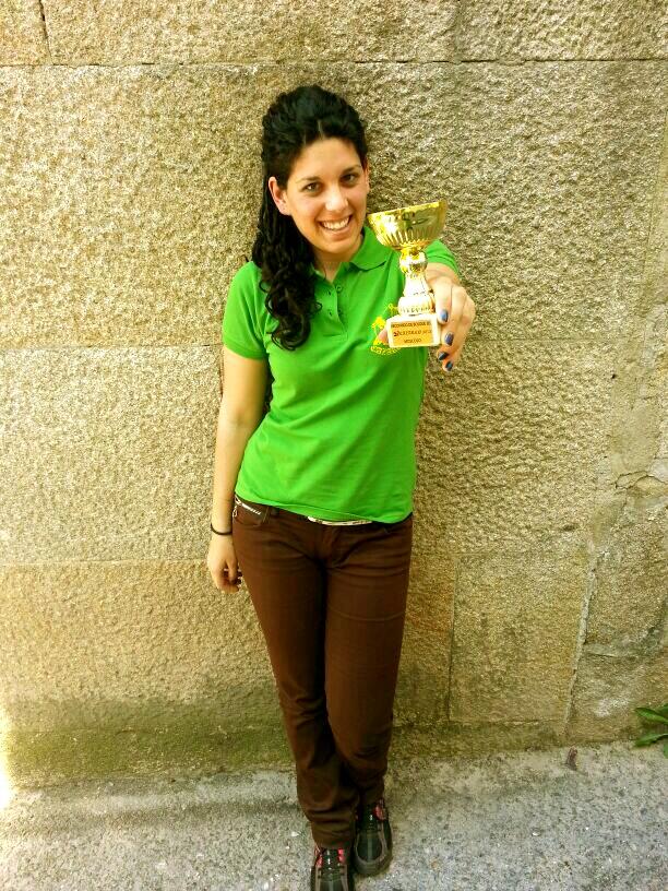 Bárbara receiving the prize of the archery competition.